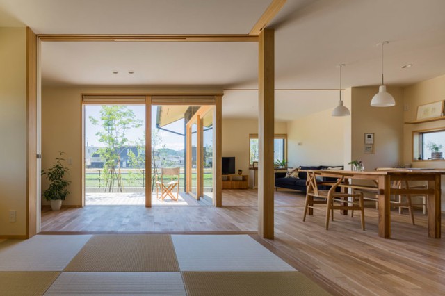 
Cũng như phần lớn các ngôi nhà của người Nhật, nội thất trong nhà này hầu hết được làm bằng gỗ tự nhiên sáng màu mang đến không gian thân thiện và vô cùng mát mẻ.

 

