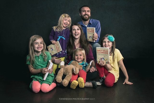 
Cả gia đình chụp ảnh với cuốn sách mà James Breakwell mới xuất bản.
