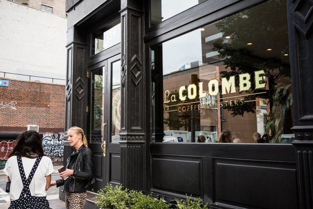 Tribeca có tất cả 7 cửa hàng Starbuck cũng như rất nhiều cửa hàng cà phê nổi tiếng khác, ví dụ như quán La Colombe.