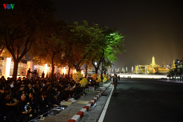 
Đoàn rước linh cữu gồm hàng ngàn người trong lễ phục sẽ đi một vòng quanh khu vực hoàng cung và điểm đến cuối cùng là Phra Meru, nơi tiến hành lễ hoả táng.
