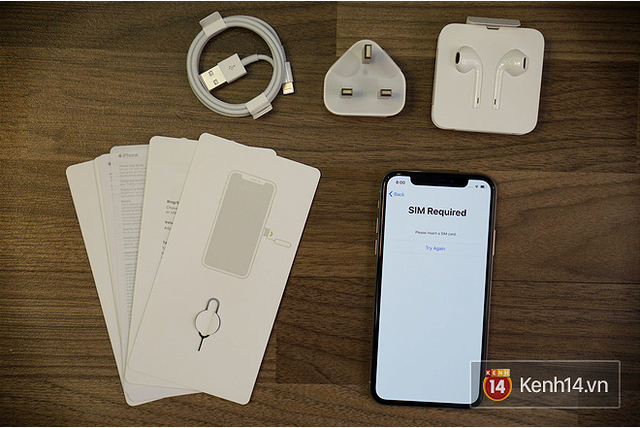 
Củ sạc 3 chân vì là ở thị trường quốc tế, còn tai nghe AirPod tất nhiên không xuất hiện vì nó được coi là phụ kiện tùy chọn bên ngoài, với cái giá... 150 USD.
