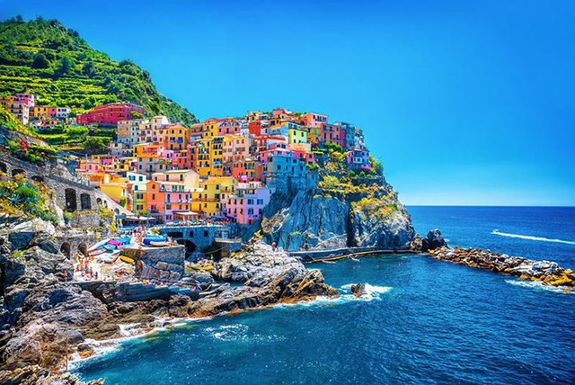 
Cinque Terre, Ý, được xây dựng bên cạnh một ngọn núi lớn. Nó bao gồm 5 ngôi làng với những ngôi nhà đầy màu sắc nhìn ra đại dương.
