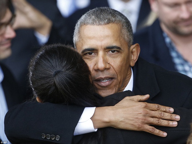 
Obama ôm những người ủng hộ ông.
