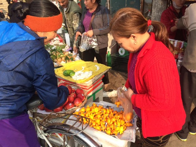 
Dân Hà Nội đang chọn mua quả dư thừa về thờ Tết cầu may
