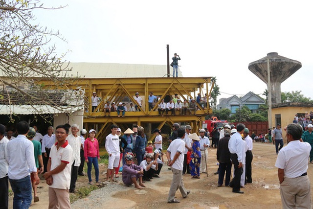 Khắp nơi ken kín người, có nhiều người trèo lên trên cao để theo dõi