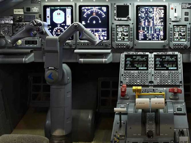 Embraer Legacy 600 (Di sản 600) là một loại máy bay phản lực thương gia bắt nguồn từ dòng máy bay phản lực thương mại Embraer ERJ 145, có trọng lượng 16.000 kg, dài 26m, có thể đạt tốc độ tối đa là 834 km/h. (Ảnh: Bizlive).