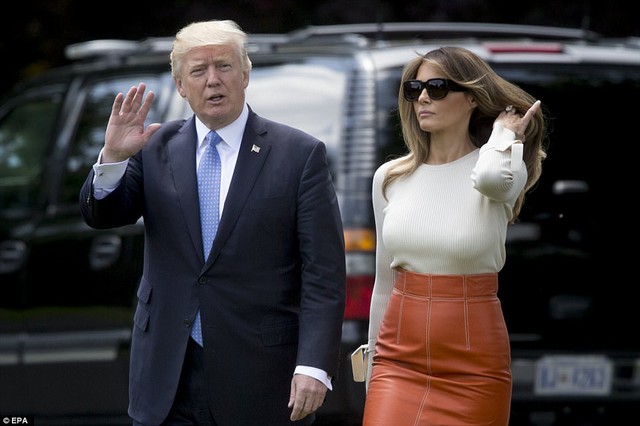 Đệ nhất phu nhân Melania Trump diện một bộ trang phục khá đơn giản nhưng không kém phần nổi bật (Ảnh: EPA)