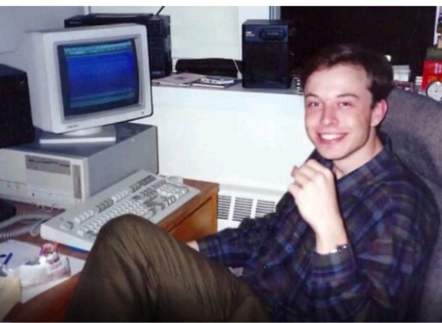 Lúc 10 tuổi, Elon Musk được bố mua cho một chiếc máy tính để thỏa mãn niềm đam mê.