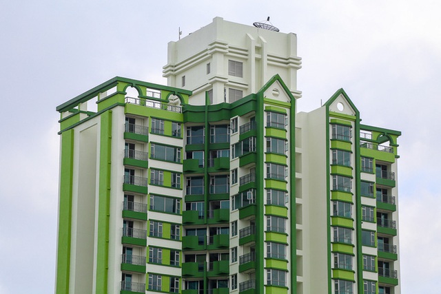 
Chủ mới đã giữ nguyên tòa tháp cao 33 tầng với 648 căn hộ và hiện tại đã hoàn thành việc sơn lại màu sắc phía bên ngoài.
