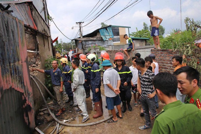 
Người dân và lực lượng chức năng có mặt tại hiện trường
