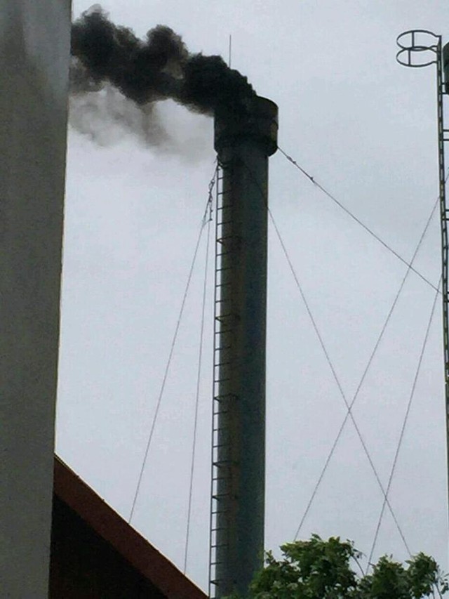 Ống khói của nhà máy bia Carlsberg ngày đêm xả khói đen.