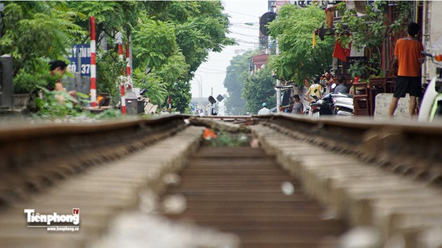
Hệ thống đường sắt Việt Nam hiện tại vẫn chủ yếu chạy trên hệ thống đường ray khổ ngang 1m nên tốc độ di chuyển chậm.
