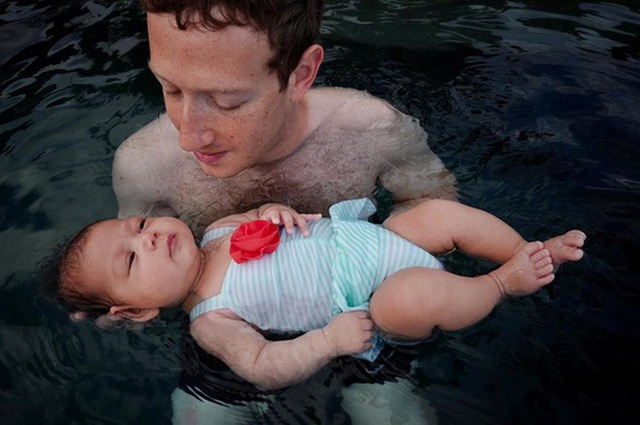 
Lần đầu tập bơi cùng con gái (Ảnh: Facebook nhân vật)
