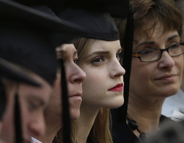 
Nữ diên viên Emma Watson trong lễ tốt nghiệp tai trường đại học Brown University vào tháng 05/2014.
