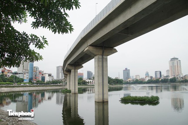 Một đoạn đường sắt tuyến Cát Linh - Hà Đông chạy qua một phần của hồ Hoàng Cầu.