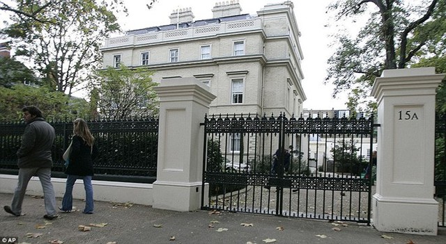  Căn nh&agrave; tọa lạc tại địa chỉ 15A&nbsp;Kensington Palace Gardens, một trong những con phố c&oacute; an ninh tốt nhất nước Anh.