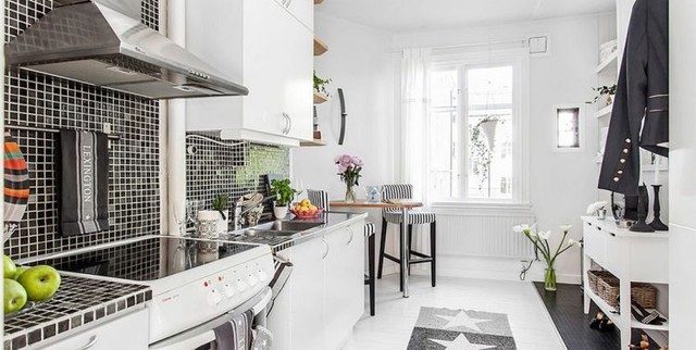
Khu bếp và bàn ăn được đặt đối diện với phòng khách và khu vực nghỉ ngơi. Không gian nơi đây được thiết kế ấn tượng nổi bật bởi 2 tồng màu đối lập đen – trắng.

 
