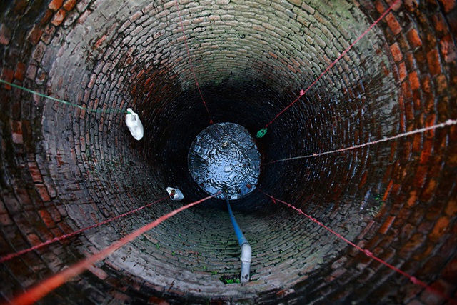 Một cái giếng gần như trống rỗng ở Bhaktapur, Nepal.