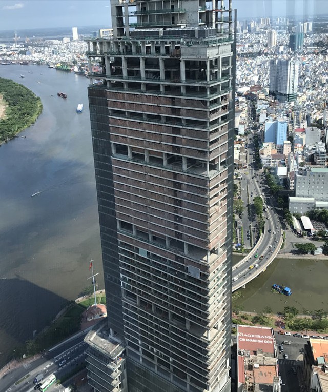 
Khối bê tông Saigon One Tower vẫn soi bóng xuống sông Sài Gòn trong sự tiếc nuối của người dân thành phố.
