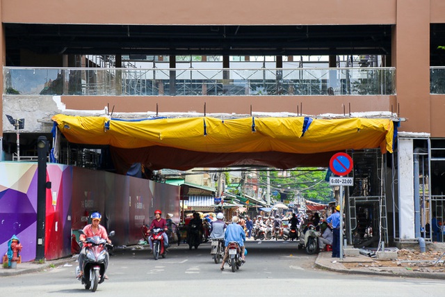 
Con đường xuyên giữa qua tòa nhà Thuận Kiều vẫn được giữ lại để người dân trong khu vực lưu thông. Hiện vị trí này đang thi công sửa lại các mảng tường bị xuống cấp.
