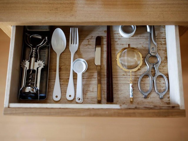 
Toàn bộ dụng cụ có trong ngăn kéo tủ bếp của người sống tối giản.
