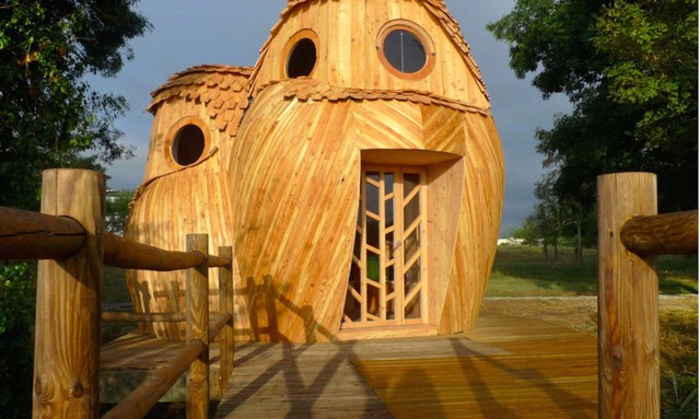 
Ngôi nhà được thiết kế chắc chắn với phần khung gỗ đặc hình tròn và ốp bên ngoài bởi những dải gỗ uốn lượn, mô phỏng bộ lông của chim cú.

 
