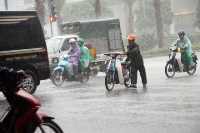 
Mưa lớn khiến các phương tiện di chuyển khó khăn.
