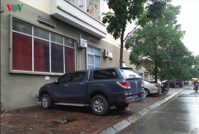 
Ông Trần Việt Hà Phó Chủ tịch UBND quận Cầu Giấy khẳng định: Quận không cấp phép bất cứ bãi đỗ xe trên vỉa hè nào. UBND quận sẽ yêu cầu chính quyền địa phương kiểm tra xử lý các bãi đỗ xe trên vỉa hè ảnh hưởng đến cư dân.
