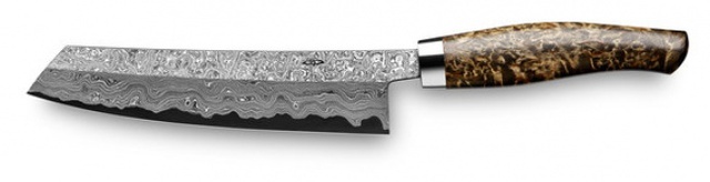 Con dao của hãng Nesmuk (5.415 USD – 122 triệu đồng) đúng là đắt xắt ra miếng. Lưỡi dao được làm từ thép carbon, tay cầm từ gỗ phong và phần đệm cán dao làm từ bạc. Dao được bọc bằng lớp vỏ da, trong hộp sơn mài kèm đồ mài dao và một loại dầu đặc biệt.