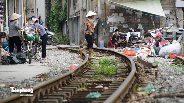 
Đường sắt uốn cong đi vào khu dân cư gần phố Khâm Thiên.
