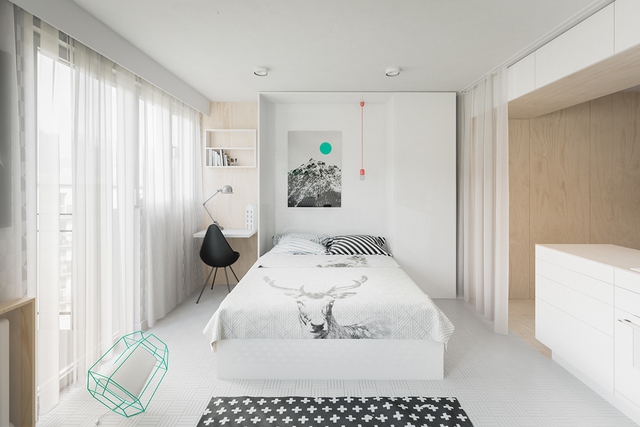 
Các nhà thiết kế sử dụng kiểu giường gấp gọn vô cùng thông minh. Khi không cần nó có thể dễ dàng gấp gọn như một bức tường. Đây là giải pháp thông minh tuyệt đối dành cho những căn nhà chật hẹp. Vừa tiện dụng mà lại tạo cảm giác mới mẻ cho căn phòng.

 
