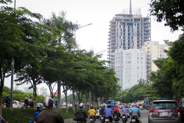 
Đi qua đường Điện Biên Phủ, quận Bình Thạnh người dân dễ dàng nhìn thấy cao ốc bỏ hoang này ngay mặt tiền đường .
