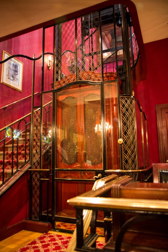 Ở bên trong câu lạc bộ là một cầu thang máy của Pháp kiểu cổ, tuy nhiên lại không sử dụng được và chỉ còn dùng cho mục đích trang trí bởi không còn đạt được độ an toàn cần thiết sau khi kiểm tra