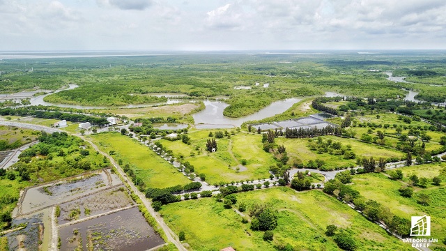 
Toàn cảnh hai dự án nhìn từ trên cao, hàng ngày trâu bò được chăn thả khá nhiều trong lòng dự án do tận dụng nhiều mảng cỏ xanh.

 
