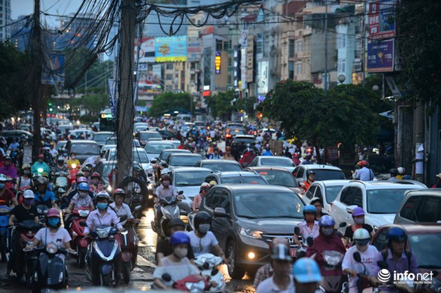 Luồng phương tiện giao thông hai chiều dày đặc khiến việc di chuyển qua đoạn thắt cổ chai này trở nên khó khăn.