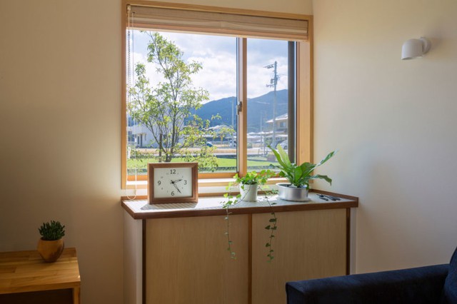 
Nơi góc nhà là vị trí để ti vi và một chiếc bàn nhỏ cạnh cửa sổ làm nơi để bố trí cây xanh tạo điểm nhấn cho ngôi nhà.

 
