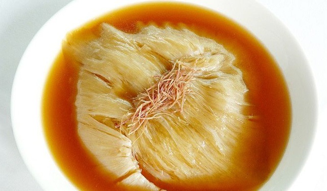 Một bát súp đạt tiêu chuẩn phải có sợi vây cá vàng óng mượt như thế này đây.
