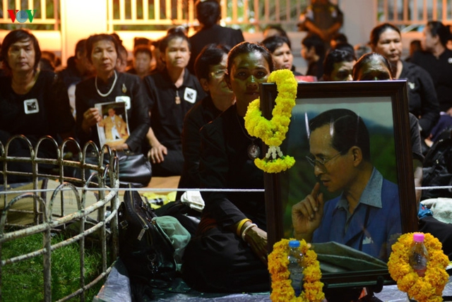 
Người dân cầm di ảnh nhà vua Bhumibol Adulyadej.
