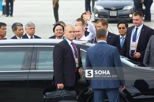
Tổng thống Nga cởi áo comple, vẫy tay chào trước khi lên xe
