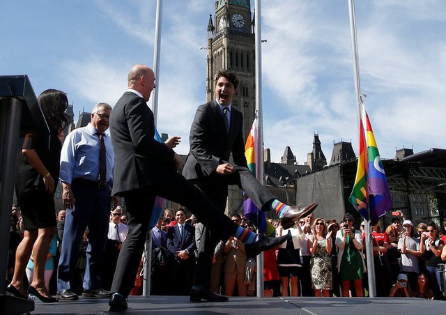 
Đôi tất cờ lục sắc ông mang trong một sự kiện ủng hộ LGBT đã thể hiện rõ ràng quan điểm của vị thủ tướng này với tình yêu đồng giới.
