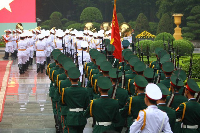 [LIVE] Tổng thống Donald Trump đứng trang nghiêm khi quân nhạc cử quốc thiều Mỹ tại Phủ chủ tịch - Ảnh 6.