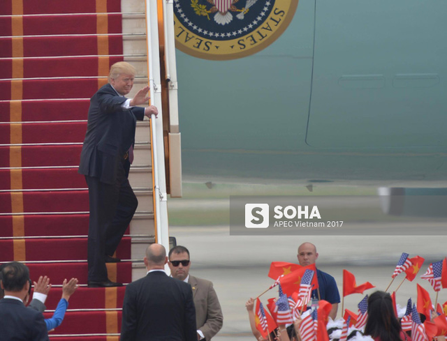 
Tổng thống Mỹ chào các em thiếu nhi trước khi bước lên chuyên cơ Air Force One
