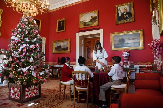 
Phu nhân Tổng thống chuẩn bị đồ trang trí Giáng sinh cùng các em bé địa phương.
