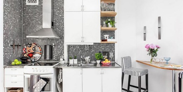 
Một mảng tường kết hợp đan xen hai tông màu đen trắng nơi bếp nấu có chức năng đặc biệt giúp phân chia không gian với khu vực ăn uống bên cạnh.

 
