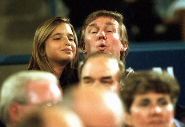 
Donald Trump và con gái trong giải đấu Tennis vào 7/9/1994. Ảnh: AP.
