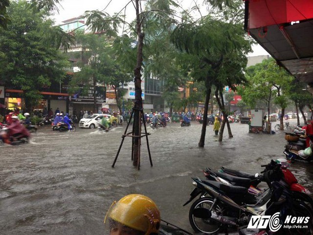 Mưa ngập trên phố Thái Hà.