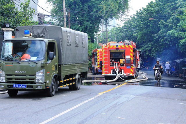 Ghi nhận đến trưa cùng ngày, lực lượng chức năng vẫn túc trực tại hiện trường để khám nghiệm và xác minh nguyên nhân