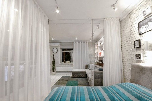 
Dù nằm trong cùng một không gian với phòng khách nhưng góc nghỉ ngơi được thiết kế khéo léo, riêng tư với bức tường kính và lớp rèm cửa màu trắng bao quanh.

 

