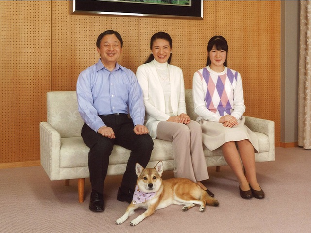 Thái tử Naruhito, công nương Masako và con gái Aiko cùng chú chó Yuri.