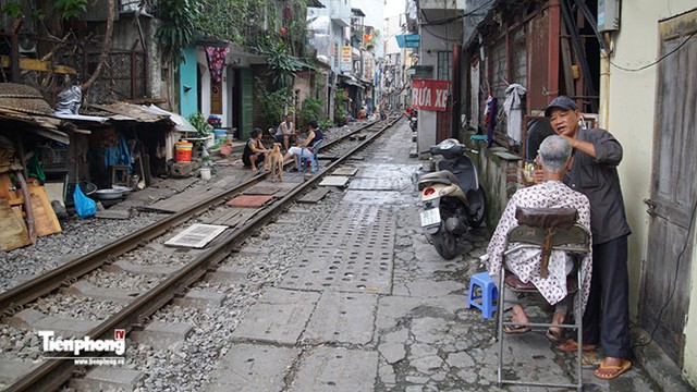 
Nhà dân san sát với đường ray tàu hỏa là hình ảnh dễ thấy tại một số quận trung tâm Hà Nội.
